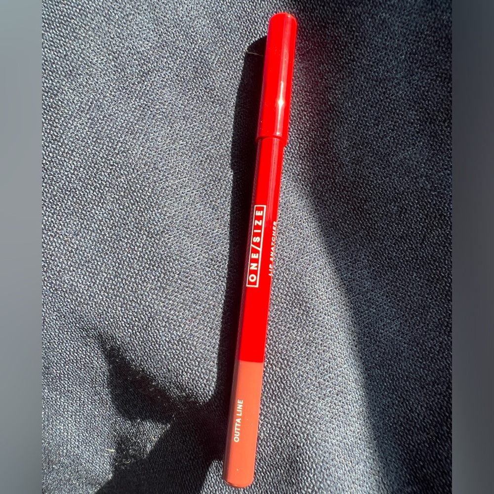 One size OUTTA line lip filler pencil 💋